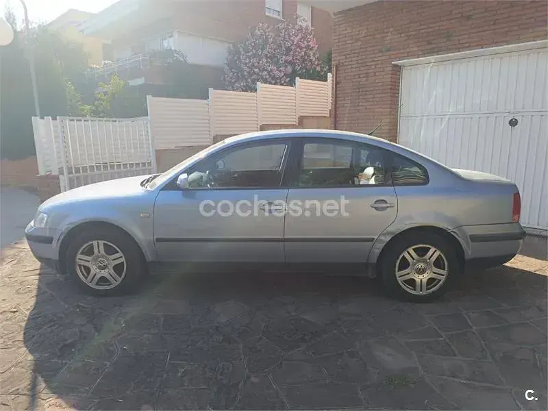 Usado VW Passat Highline 130 CV (95 kW) 1999 Azul Berlina