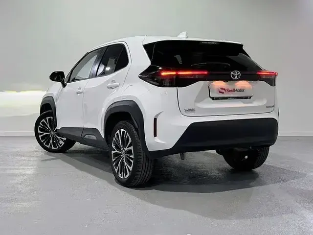 Usado Toyota Yaris Hybrid Style 116 CV (85 kW) 2024 Blanco Pickup/Camioneta