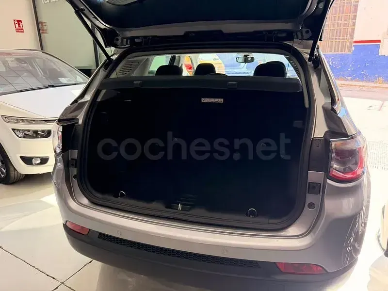 Usado Jeep Compass Longitude 120 CV (88 kW) 2019 Gris / plata SUV