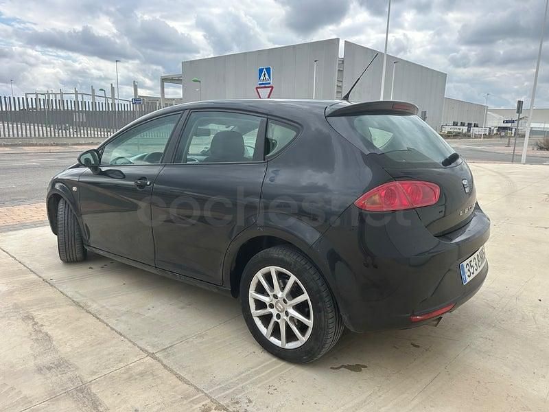 Usado Seat Leon Reference 105 CV (77 kW) 2011 Negro Utilitario