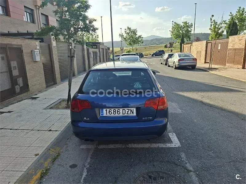 Usado Audi A4 140 CV (102 kW) 2006 Azul Familiar