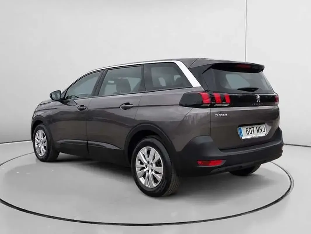 Usado Peugeot 5008 Active 136 CV (100 kW) 2024 Gris SUV