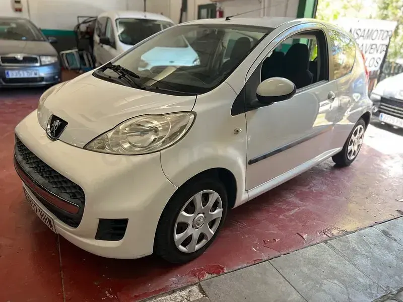 Usado Peugeot 107 68 CV (50 kW) 2012 Blanco Utilitario
