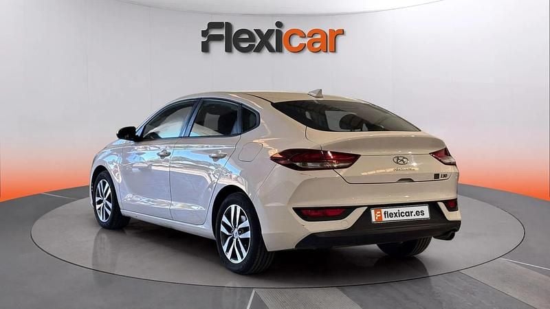 Usado Hyundai i30 120 CV (88 kW) 2018 Blanco Berlina