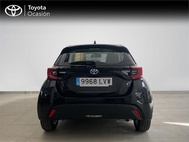Usado Toyota Yaris Hybrid Active 116 CV (85 kW) 2022 Negro azabache