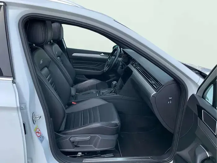Usado VW Passat R-line 200 CV (147 kW) 2021 Blanco Familiar