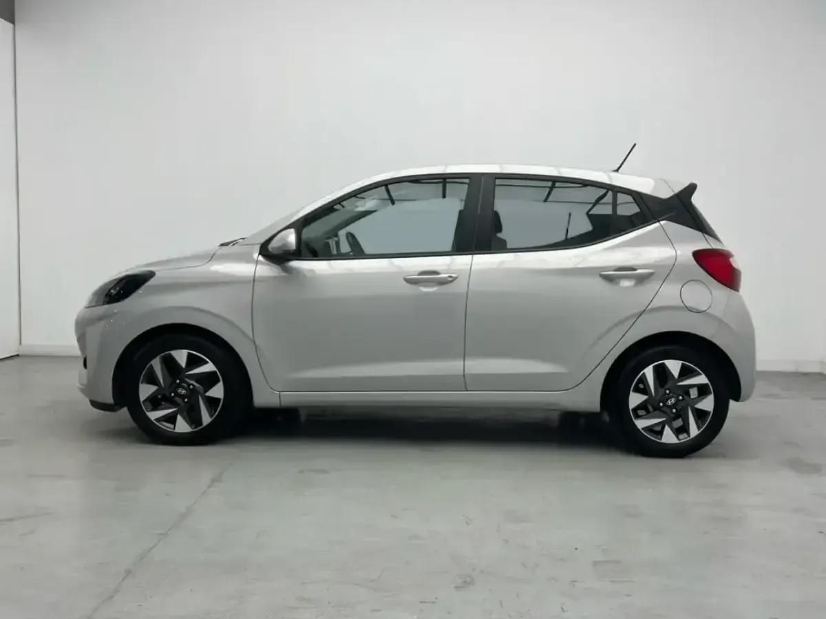 Usado Hyundai i10 67 CV (49 kW) 2023 Gris Utilitario