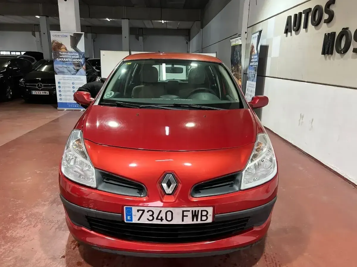 Usado Renault Clio II Business 85 CV (62 kW) 2007 Rojo Berlina