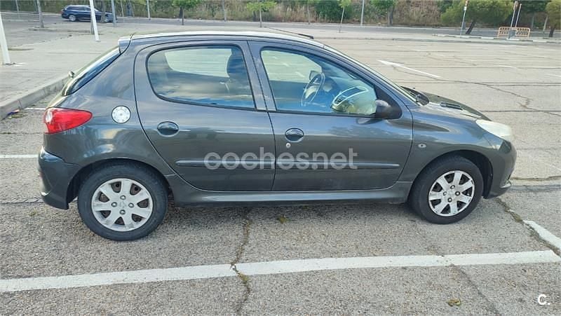 Usado Peugeot 206+ 60 CV (44 kW) 2011 Negro Utilitario
