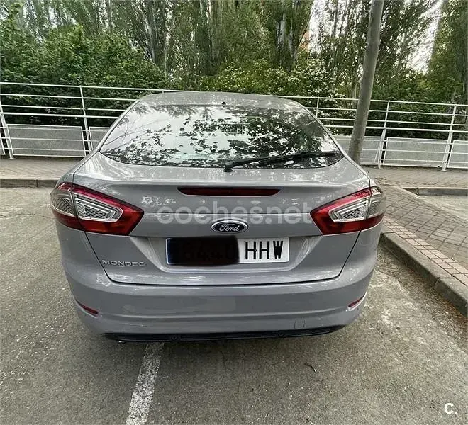 Usado Ford Mondeo Ghia 140 CV (102 kW) 2012 Gris / plata Berlina