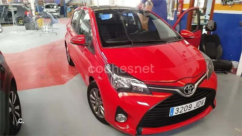 Usado Toyota Yaris Advance 99 CV (72 kW) 2015 Rojo Utilitario