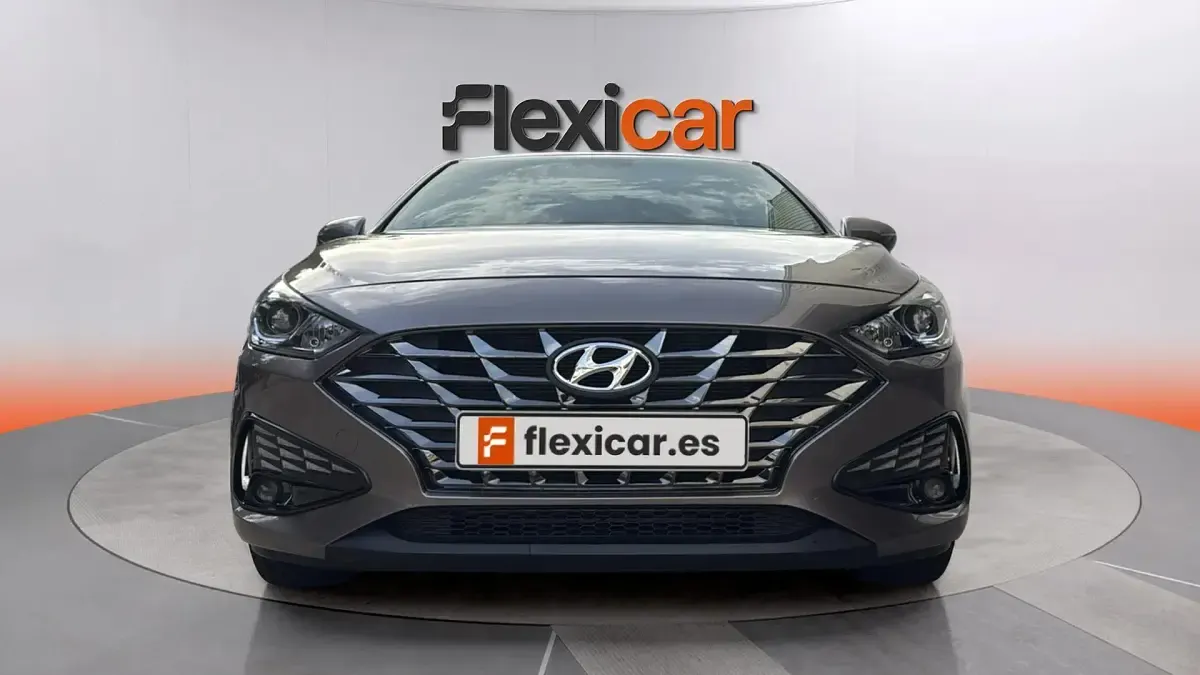 Usado Hyundai i30 110 CV (80 kW) 2023 Marrón Berlina
