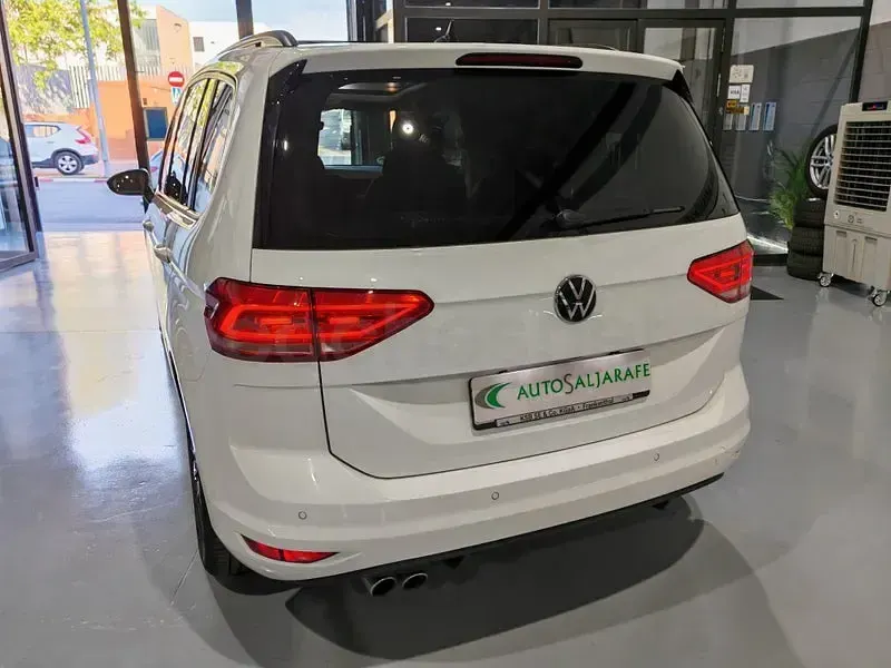 Usado VW Touran Sportline 150 CV (110 kW) 2021 Blanco Monovolumen