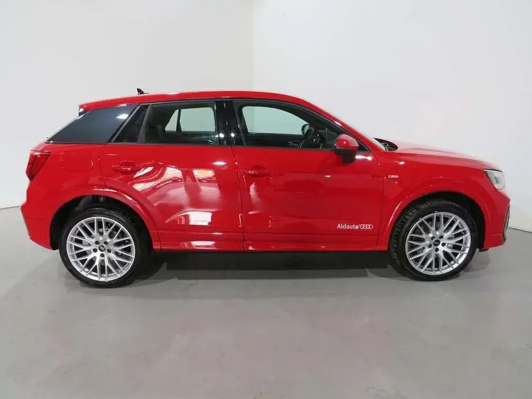 Usado Audi Q2 Black Edition 150 CV (110 kW) 2026 Rojo SUV