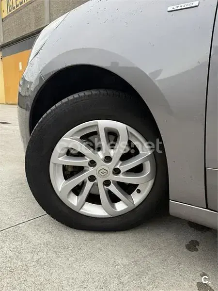 Usado Renault Scenic E-Tech Life 115 CV (84 kW) 2015 Gris / plata Monovolumen