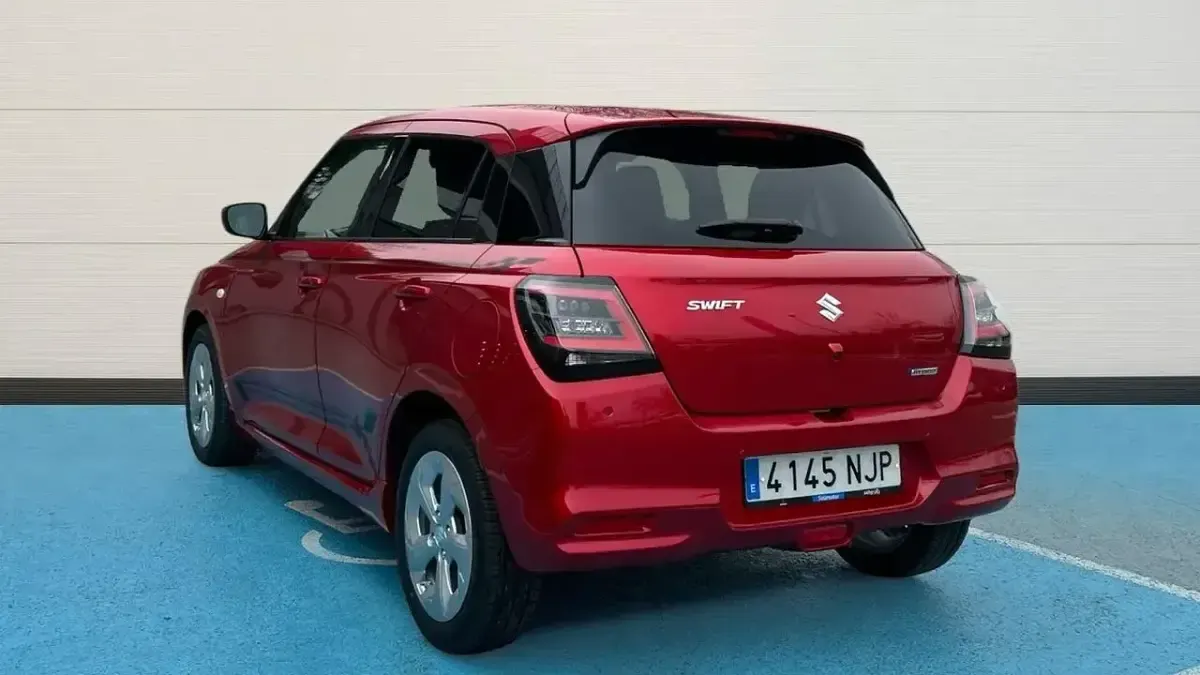 Usado Suzuki Swift 81 CV (59 kW) 2025 Rojo Utilitario