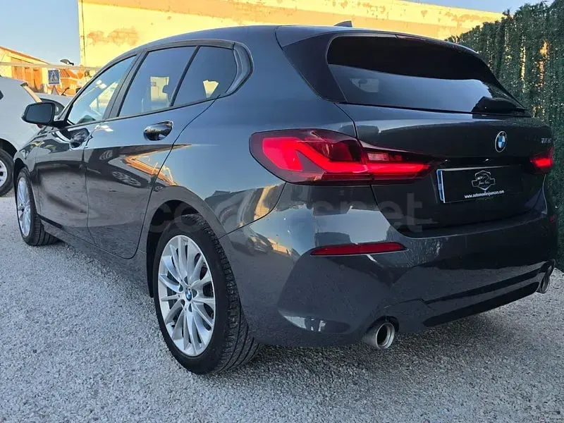 Usado BMW 118 150 CV (110 kW) 2021 Gris / plata Utilitario