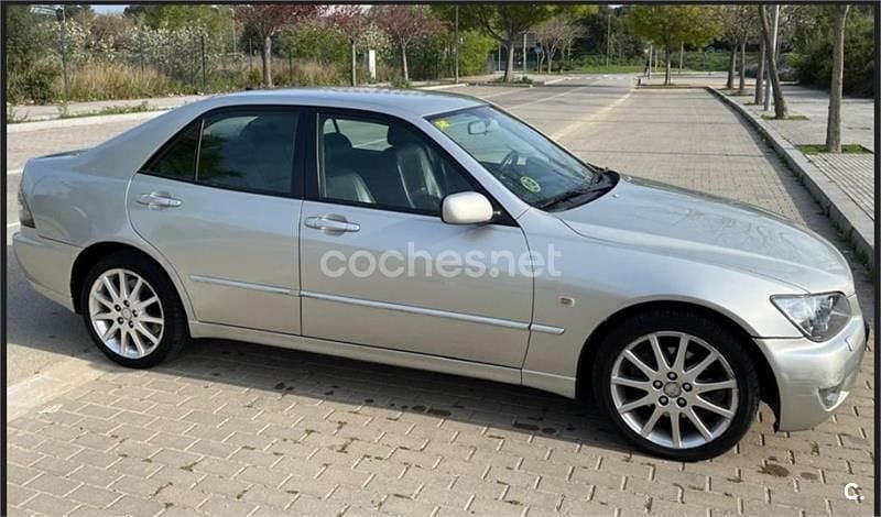 Gris / plata Usado 2004 Lexus IS200 Luxury Line Familiar | 3400 € - Imagen 1/4