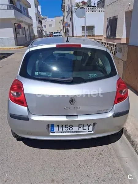 Usado Renault Clio II Dynamique 85 CV (62 kW) 2007 Gris / plata Berlina