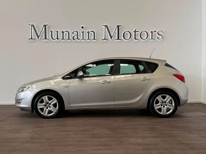 Usado Opel Astra Selective 110 CV (80 kW) 2011 Gris / plata Berlina