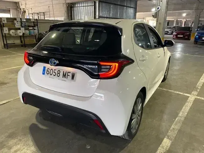 Usado Toyota Yaris Active 116 CV (85 kW) 2023 Blanco Utilitario
