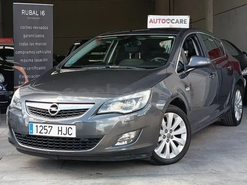 Usado Opel Astra Excellence 140 CV (102 kW) 2012 Gris / plata Berlina