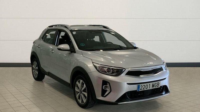 Usado Kia Stonic 84 CV (61 kW) 2023 Plata SUV