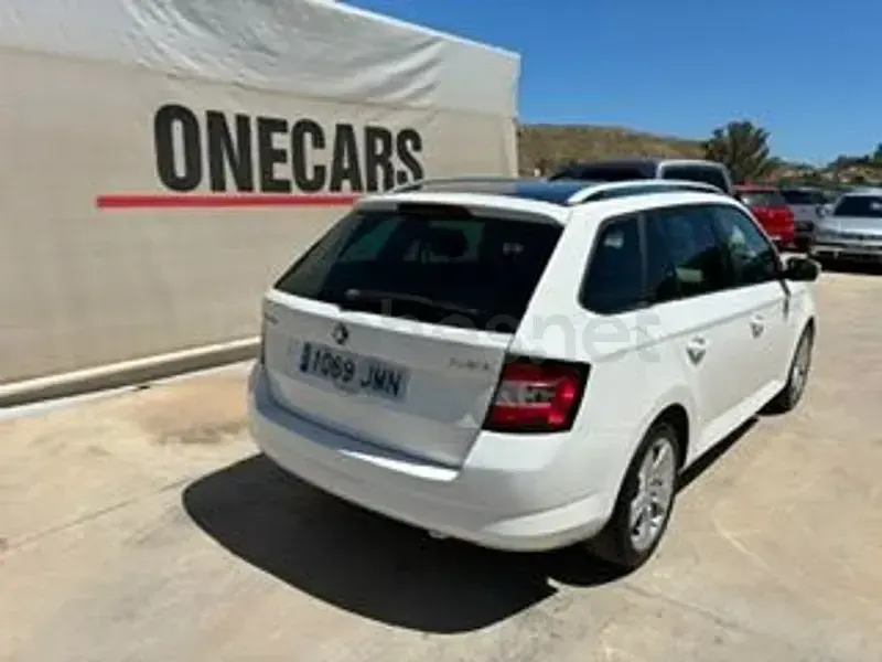 Usado Skoda Fabia Ambition 75 CV (55 kW) 2016 Blanco Familiar