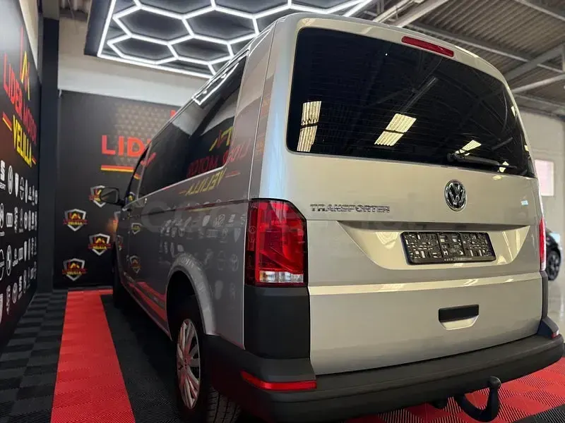 Usado VW Multivan 204 CV (150 kW) 2021 Gris / plata Monovolumen
