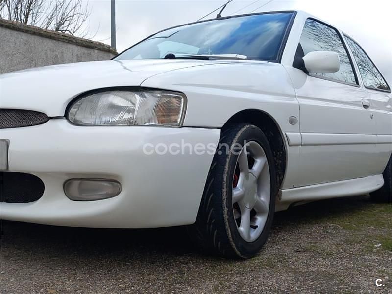Usado Ford Escort 115 CV (84 kW) 1997 Blanco Berlina