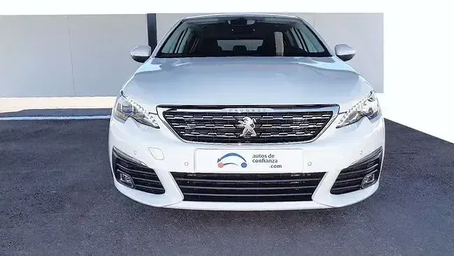 Usado Peugeot 308 Allure 130 CV (95 kW) 2019 Blanco