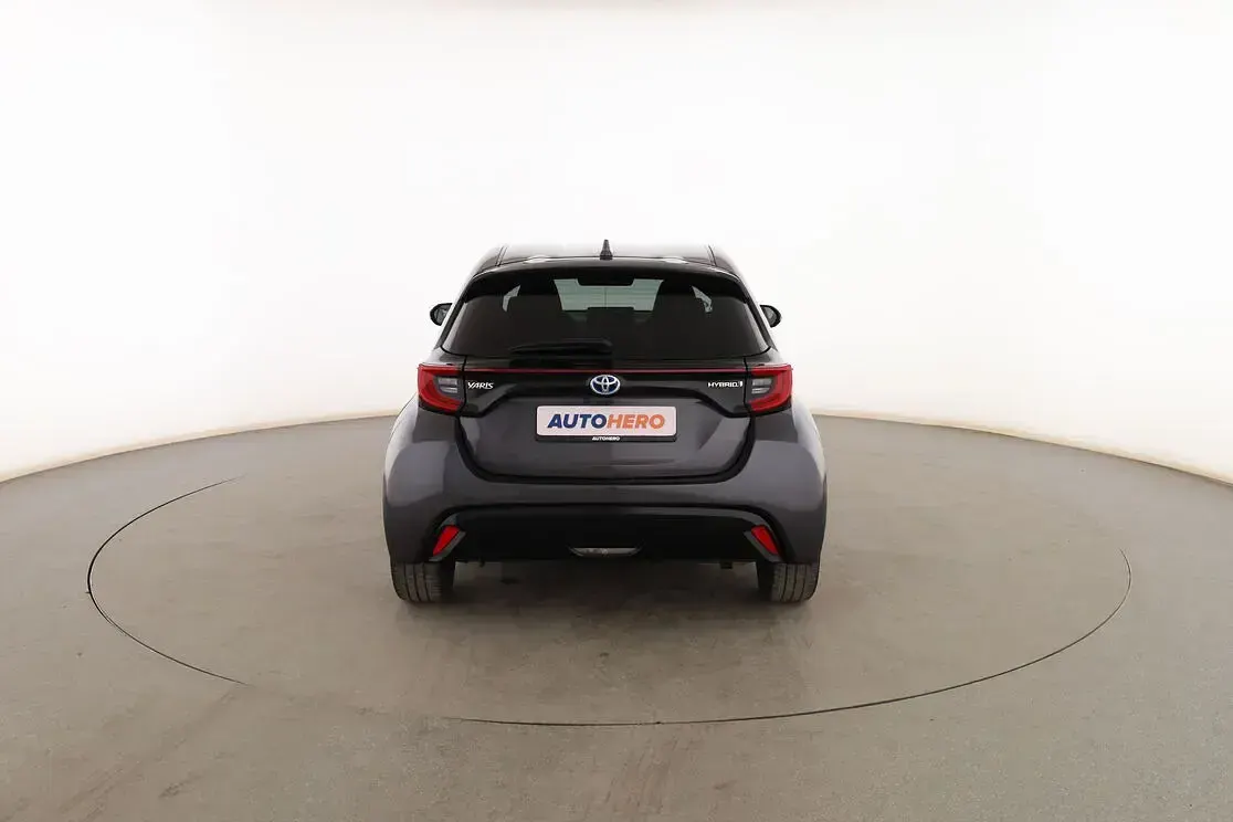 Usado Toyota Yaris Style 116 CV (85 kW) 2020 Gris Utilitario