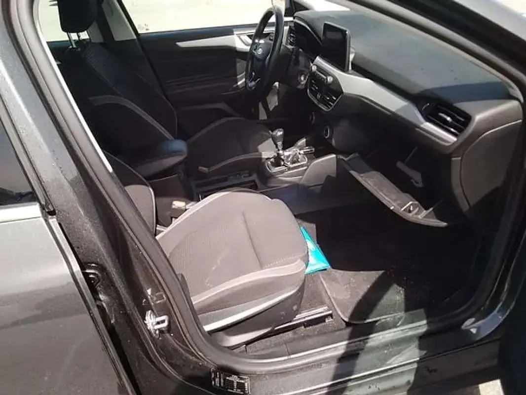 Usado Ford Focus Trend+ 120 CV (88 kW) 2022 Gris Berlina
