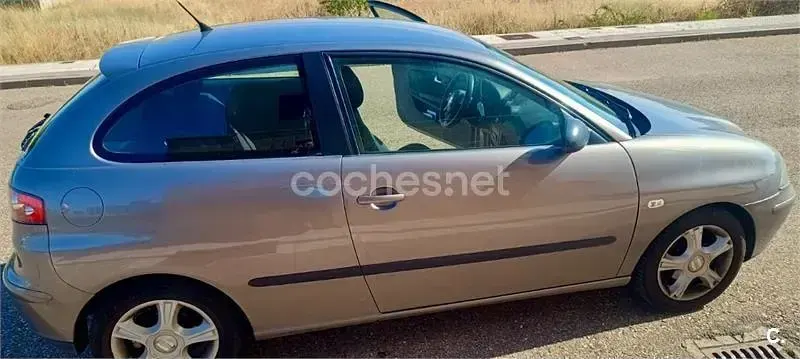 Usado Seat Ibiza 100 CV (73 kW) 2005 Gris / plata Utilitario