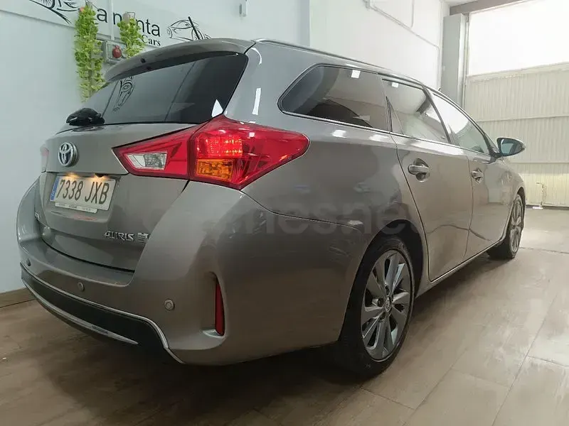 Usado Toyota Auris Hybrid Advance 136 CV (100 kW) 2013 Marrón Familiar