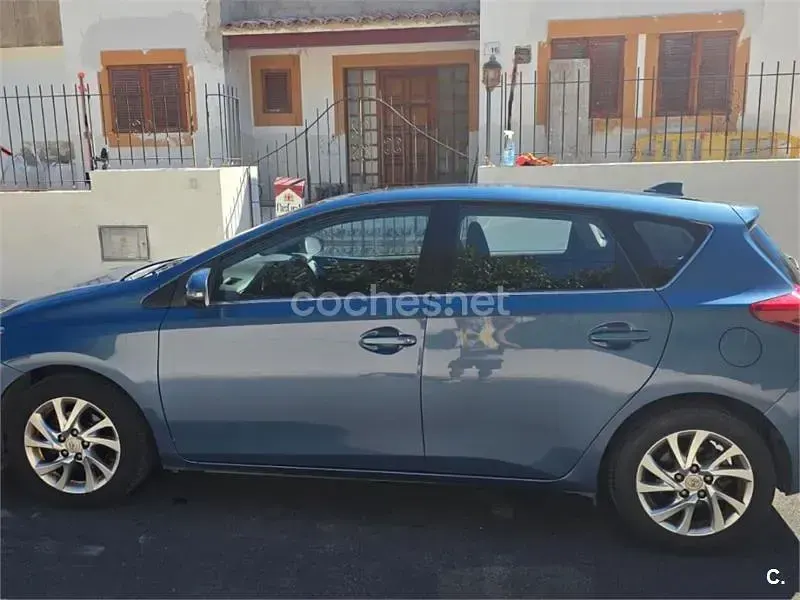 Usado Toyota Auris Active 116 CV (85 kW) 2015 Azul Berlina