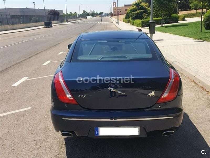 Usado Jaguar XJ Premium Luxury 275 CV (202 kW) 2011 Azul Berlina