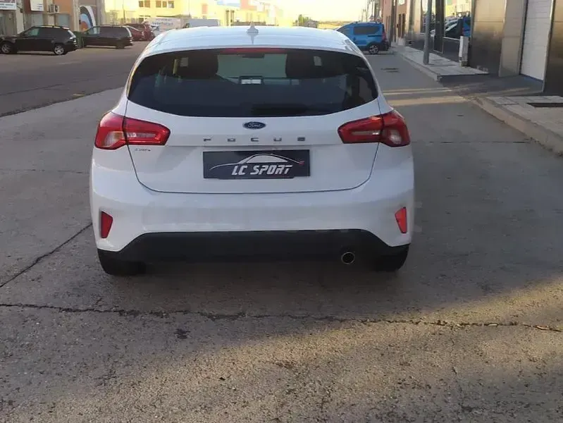 Usado Ford Focus Trend 120 CV (88 kW) 2019 Blanco Berlina