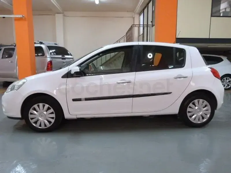 Usado Renault Clio II Authentique 70 CV (51 kW) 2010 Blanco Berlina