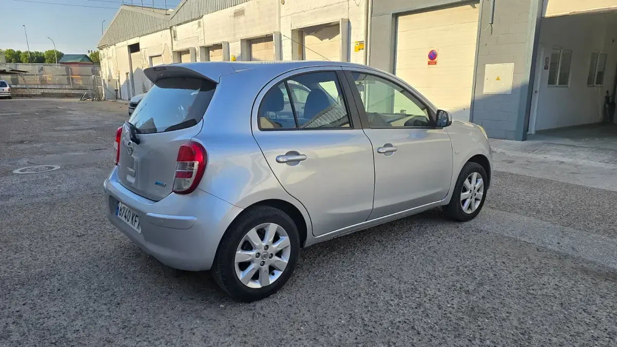 Usado Nissan Micra Acenta 80 CV (58 kW) 2012 Gris Utilitario