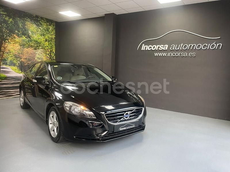 Negro Usado 2015 Volvo V40 Kinetic Berlina | 8990 € (Precio justo) - Imagen 1/4