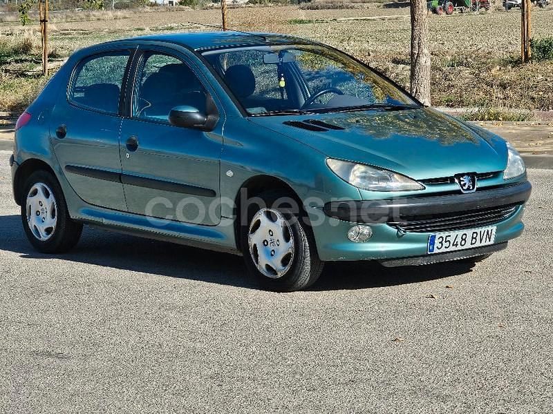 Usado Peugeot 206 70 CV (51 kW) 2002 Verde Berlina