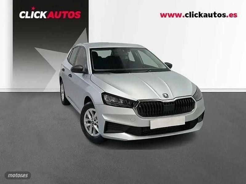 Usado Skoda Fabia Essence 95 CV (69 kW) 2025 Plateado Berlina
