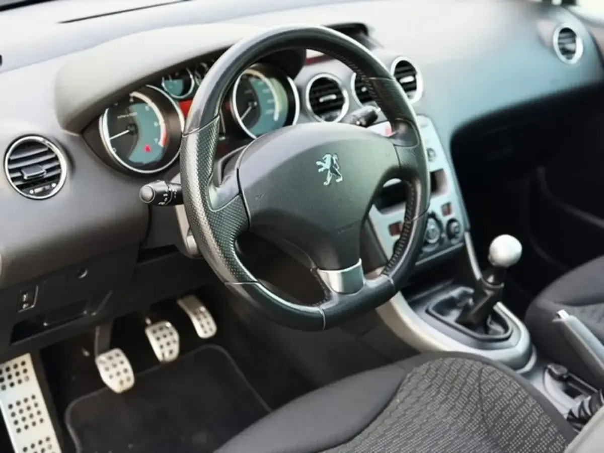Usado Peugeot 308 SW Active 120 CV (88 kW) 2011 Blanco Familiar