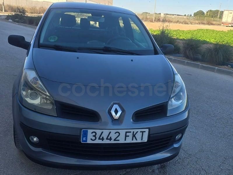Usado Renault Clio II 100 CV (73 kW) 2009 Beige Berlina