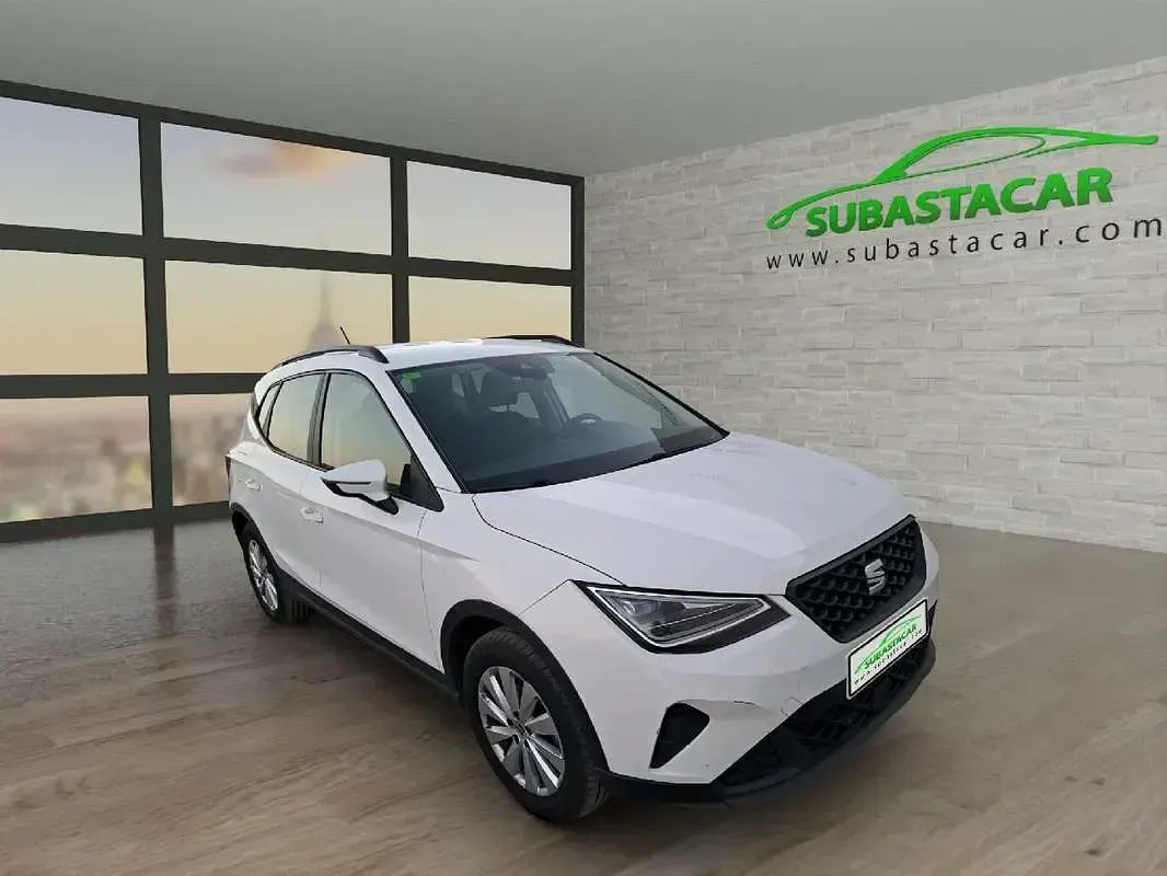 Usado Seat Arona Style Plus 110 CV (80 kW) 2022 Blanco SUV