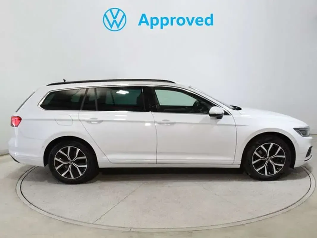 Usado VW Passat Executive 150 CV (110 kW) 2023 Blanco Familiar