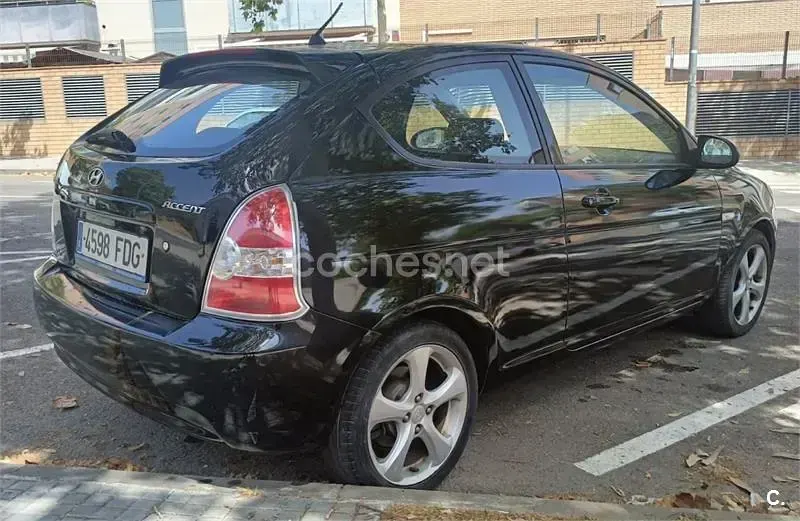Usado Hyundai Accent 110 CV (80 kW) 2007 Negro Berlina
