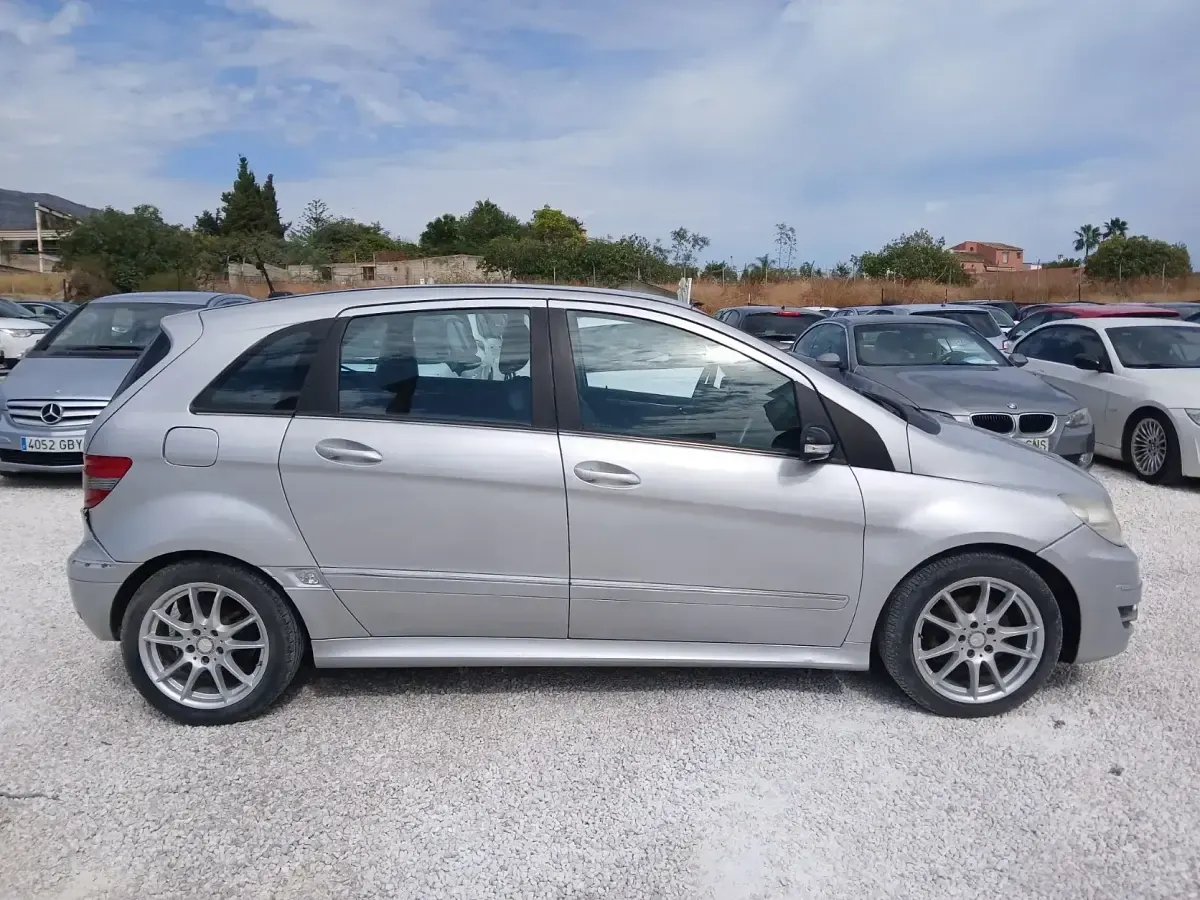 Usado Mercedes B180 Sport Edition 109 CV (80 kW) 2011 Gris Monovolumen