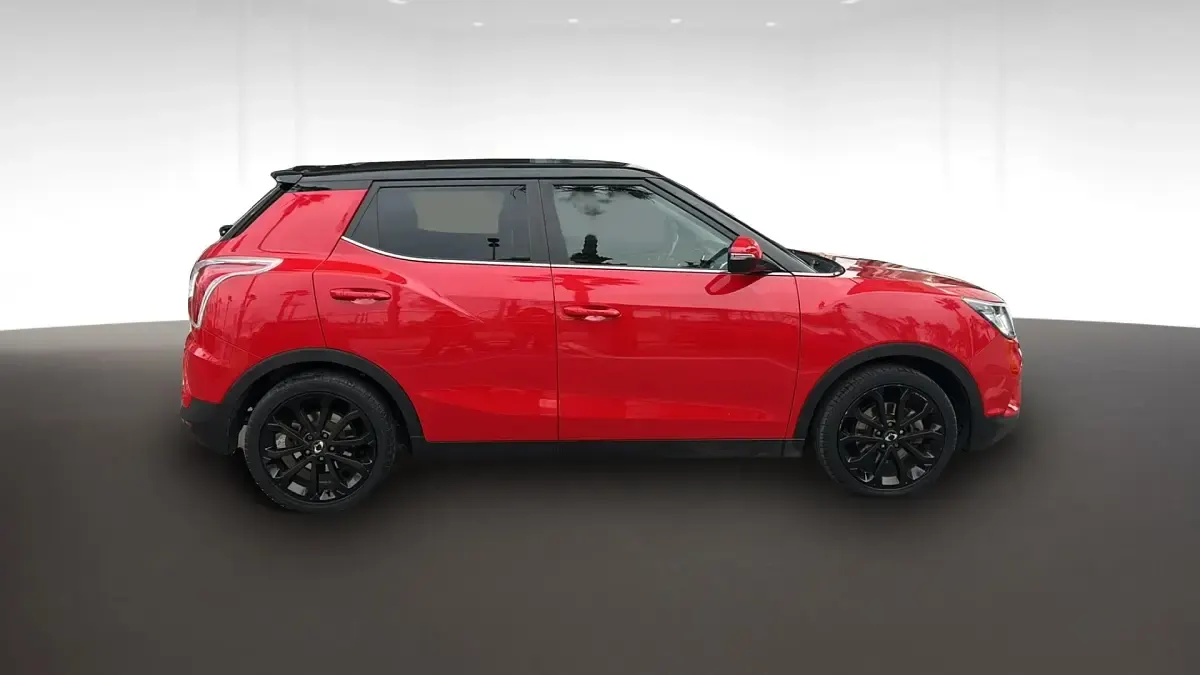Usado SsangYong Tivoli Limited 115 CV (84 kW) 2017 Flaming red SUV